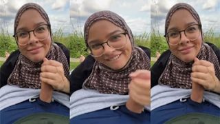 Hijabe Hot Babe Sucking Big Dick Public Park Viral Sex